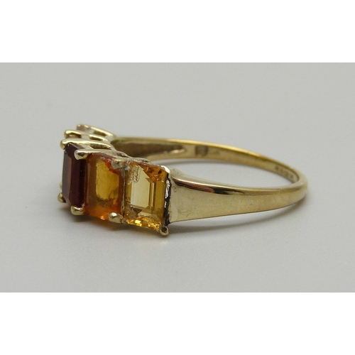 979 - A 9ct gold, garnet and citrine ring, 2.8g, R