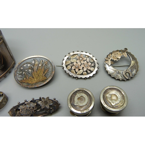 990 - A Victorian silver bangle, four silver and white metal brooches, one lacking pin, a jet pendant, etc... 