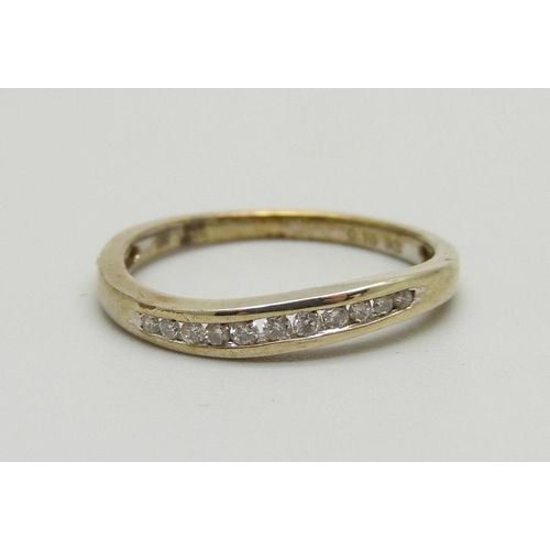 992 - A 9ct gold and eleven stone diamond ring, 1.5g, L