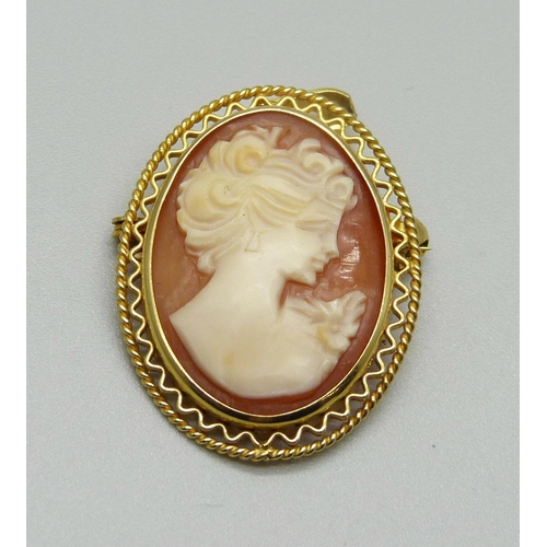 993 - A 9ct gold framed cameo brooch/pendant, 4.7g, 2.9cm