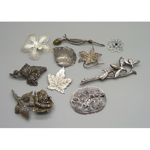 995 - Ten silver brooches, 61g