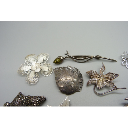 995 - Ten silver brooches, 61g