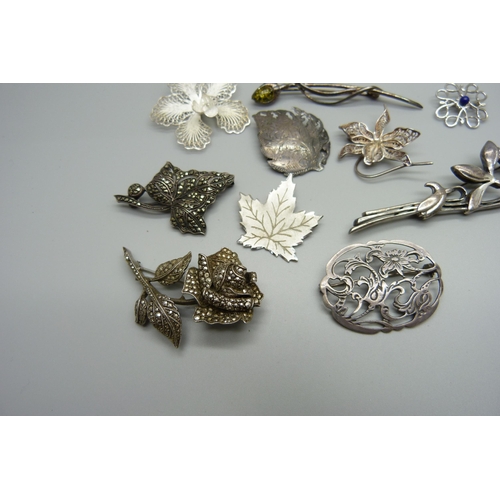 995 - Ten silver brooches, 61g