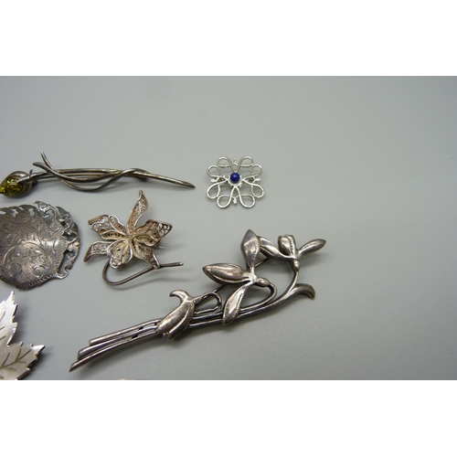 995 - Ten silver brooches, 61g