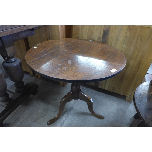 197 - A George III oak circular tripod table