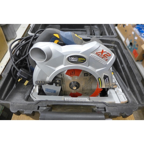 2043 - Macallister magnesium red eye circuar saw 230v 1800w (MN. or7w29)