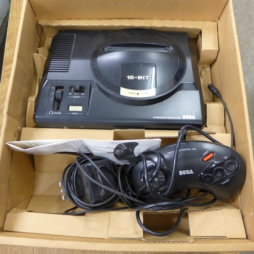 2087 - Sega Megadrive console complete with 3 games- Sonic the hedgehog, Sonic the hedgehog 2 and Green dog... 