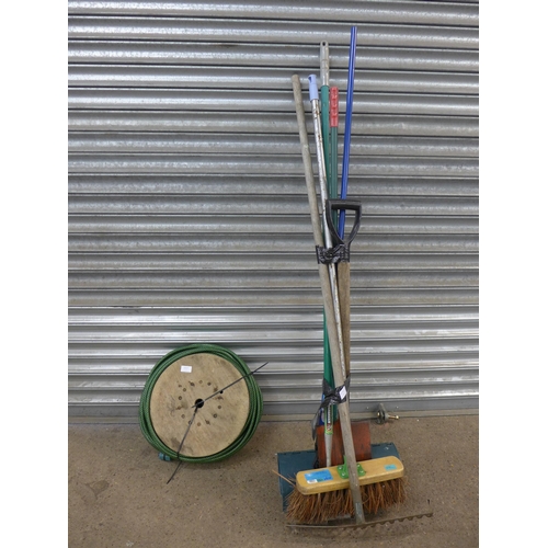 2217 - Bundle of garden tools and garden hose