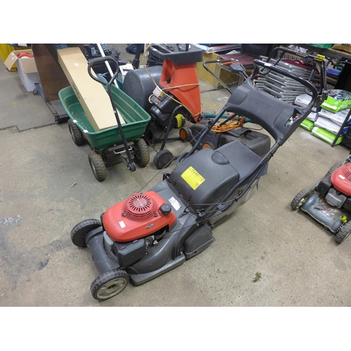 2251 - Honda self-propelled lawn mower with collector - W