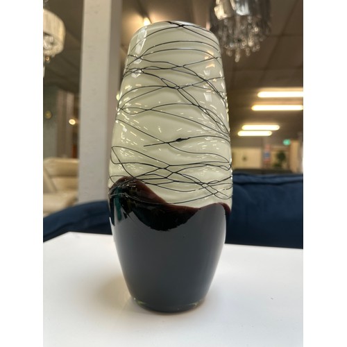 1455 - A black and white wavy spiral vase