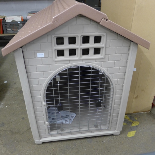 2170 - Insulated dog house (Display model)