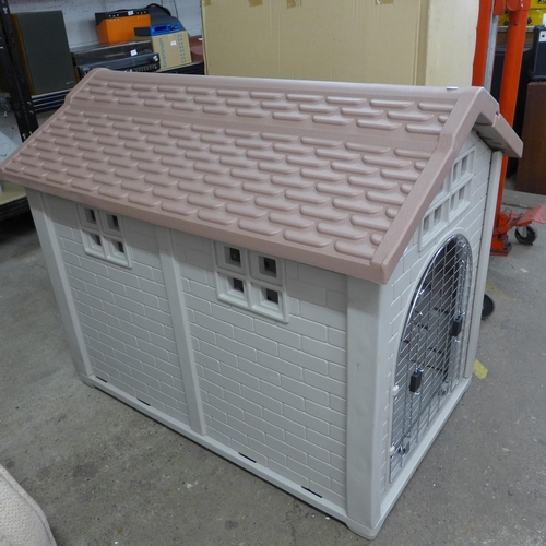 2170 - Insulated dog house (Display model)