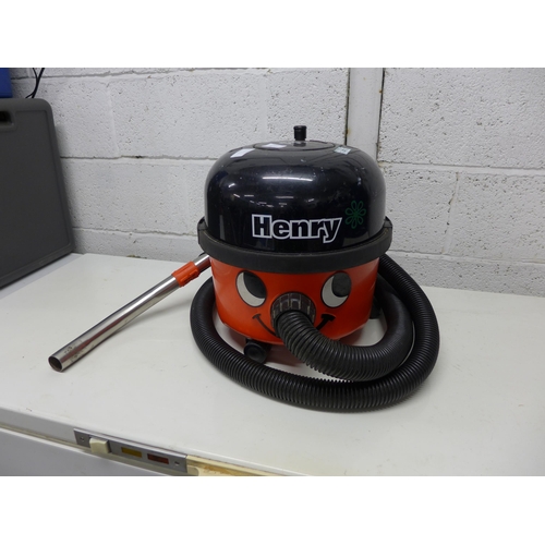 2178 - Henry vacuum cleaner