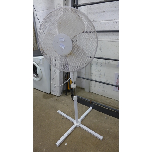 2182 - Pedestal fan - w