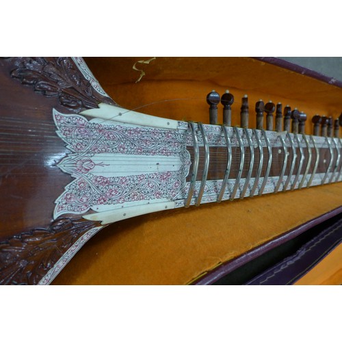 2081 - Sitar in case