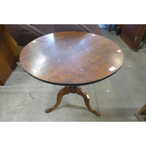 197 - A George III oak circular tripod table