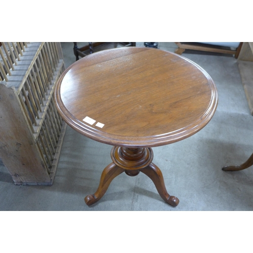 198 - A Victorian style mahogany circular lamp table