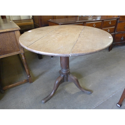 201 - A George III oak circular tilt-top tripod table