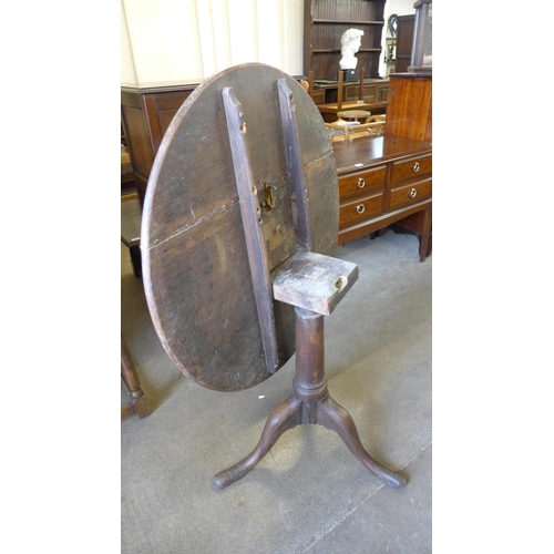 201 - A George III oak circular tilt-top tripod table