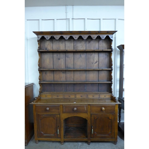 22 - A George III oak dresser