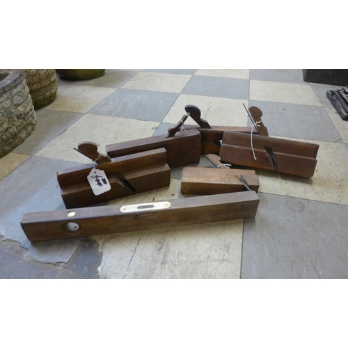 281 - Assorted woodworking planes