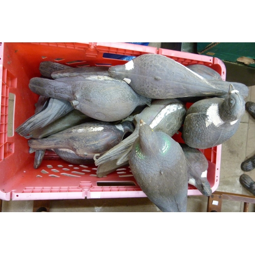 305 - A quantity of pigeon decoys