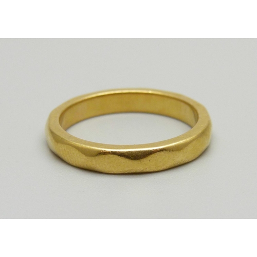 945 - A 22ct gold ring, 5.8g, N