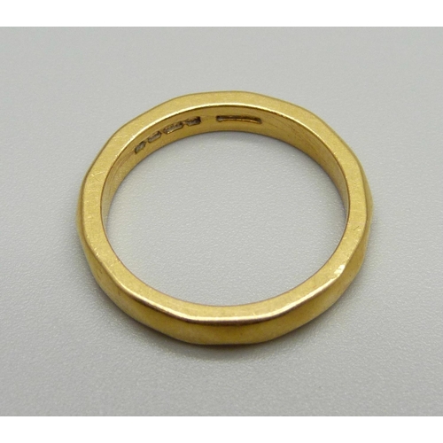 945 - A 22ct gold ring, 5.8g, N