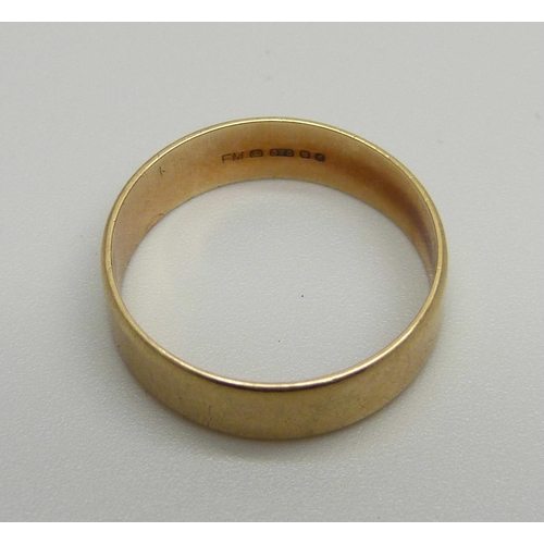 946 - A 9ct gold wedding band, 2.9g, S