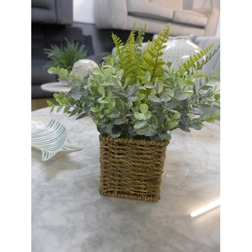 1307 - A display of artificial green ferns in a seagrass basket, W 20cms (67450313)   #