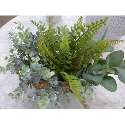 1307 - A display of artificial green ferns in a seagrass basket, W 20cms (67450313)   #