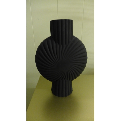 1336 - A Cassis vase in black frosted glass, H 25cms (505941339779013)   #
