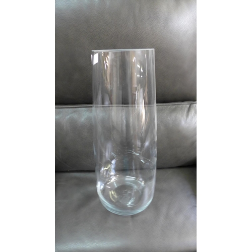 1477 - A tall clear glass lily vase