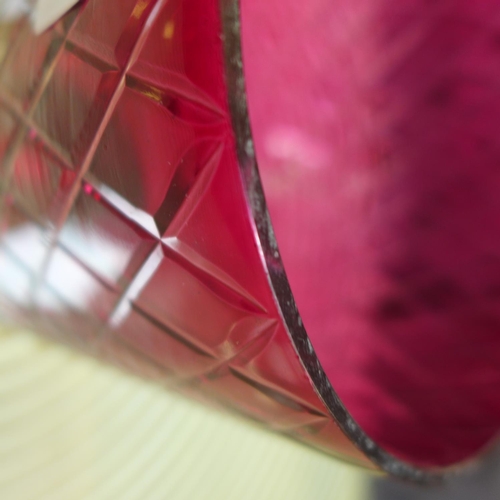 1493 - A cerise and gold patterned glass vase