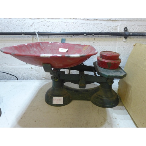2066 - Vintage weighing scales with 2 weights