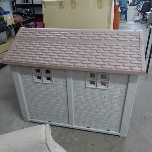 2207 - Insulated dog house (Display model)