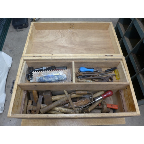 2022 - Large wooden toolbox containing vintage hand tools including hammers, chisels, screwdrivers, files, ... 