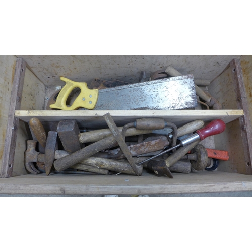 2022 - Large wooden toolbox containing vintage hand tools including hammers, chisels, screwdrivers, files, ... 