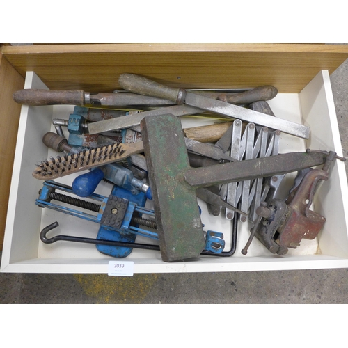 2039 - 2 drawers of wood and metal working tools including chisels, files, mallets, steel brushes, screw dr... 