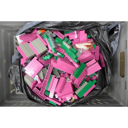 2076 - 5kg of assorted Lego compatible building bricks, mainly pink, green and grey) - used