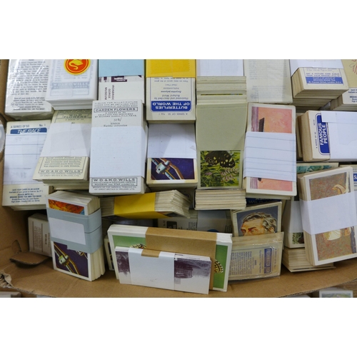 2092 - Box of cigarette card set & tea cards