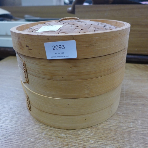 2093 - 4 Chinese sizzlers and bamboo steamer