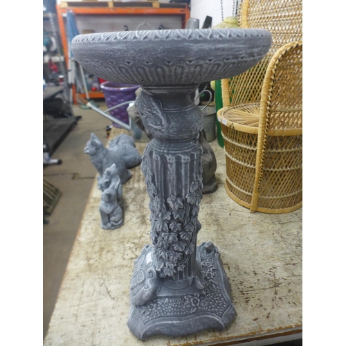 2230A - Wildlife themed concrete bird bath