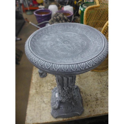 2230A - Wildlife themed concrete bird bath