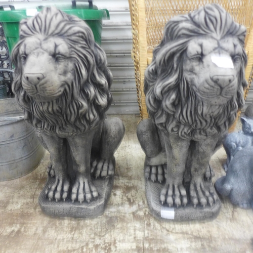 2230D - Two concrete lion ornaments