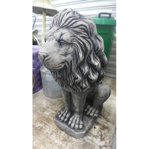 2230D - Two concrete lion ornaments