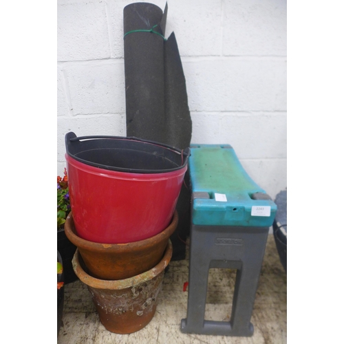 2243 - Plant pots, Hozelock seat, metal flower basket and a roll of shed felt