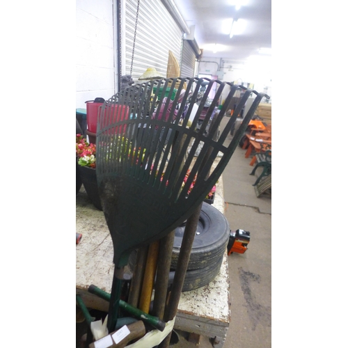 2247 - Large bundle of garden tools including spades, forks, hoes, hammers, etc