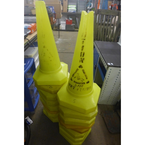 2266 - 16 Wet Floor sign cones