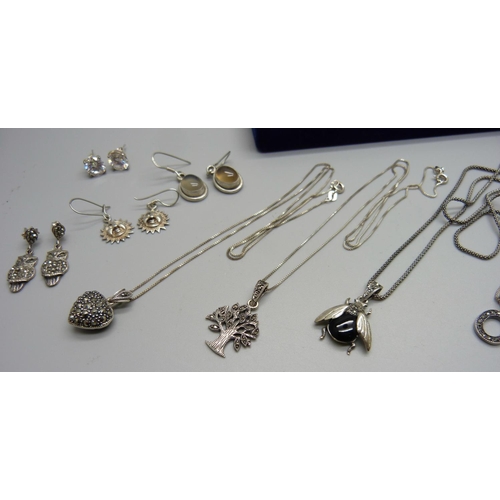 1002 - Six silver brooches including Norwegian marriage brooch, 42g